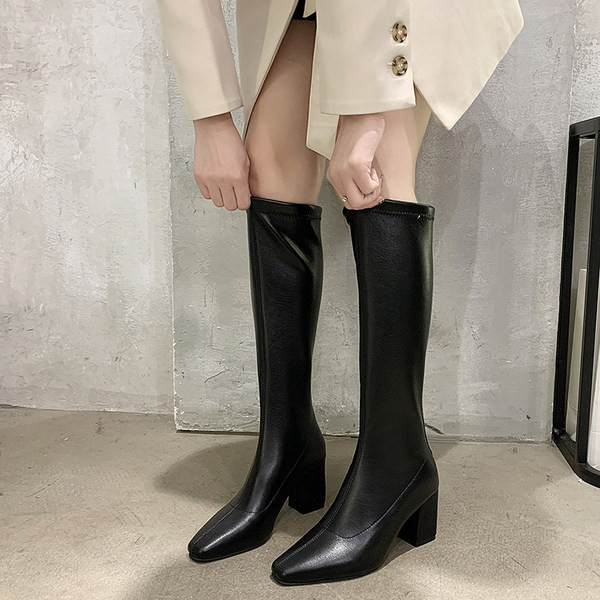 Modern, vastag sarkú csizma sima női modellel