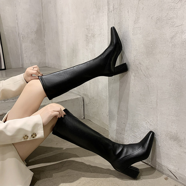 Modern, vastag sarkú csizma sima női modellel