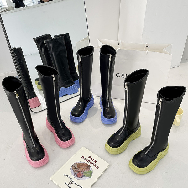 Női alkalmi csizma színes talppal és cipzárral