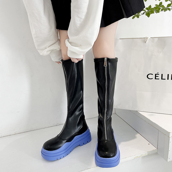 Női alkalmi csizma színes talppal és cipzárral