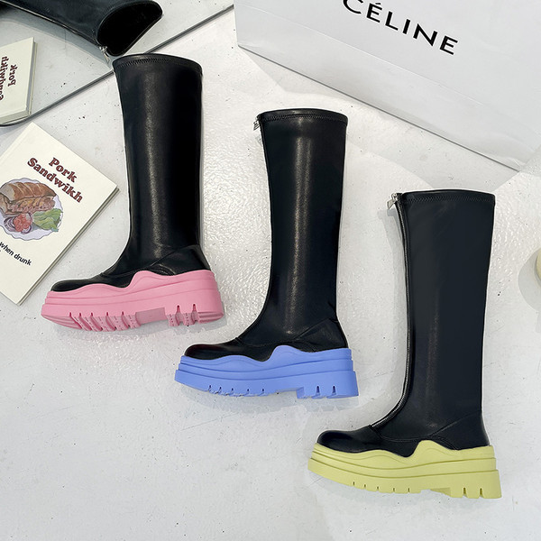 Női alkalmi csizma színes talppal és cipzárral