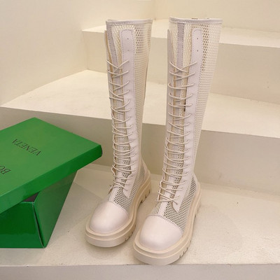 Modern női csizma fűzővel és lapos talppal