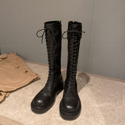 Modern női csizma fűzővel és lapos talppal