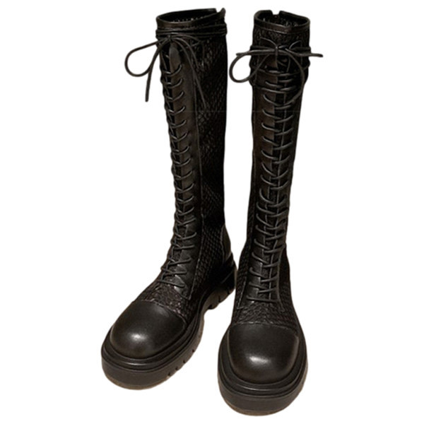 Modern női csizma fűzővel és lapos talppal