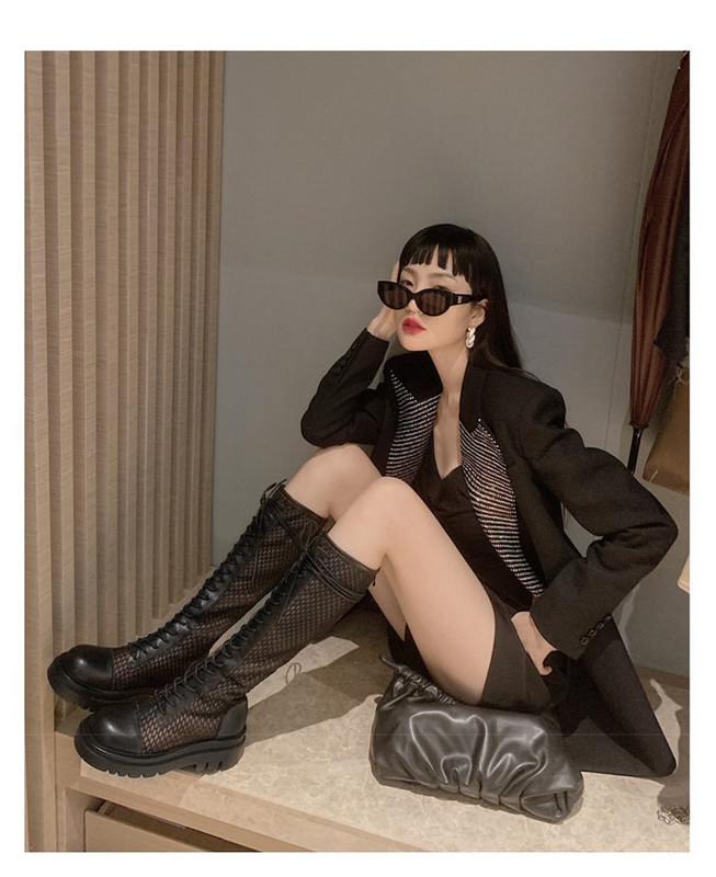 Modern női csizma fűzővel és lapos talppal