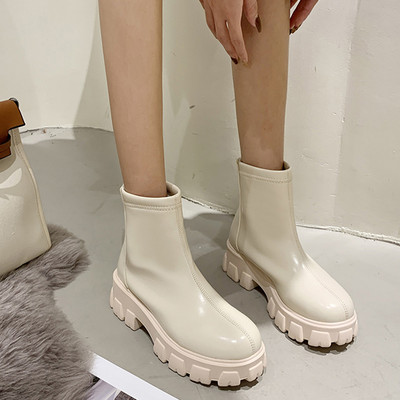 Lekerekített csizma új modellje durva talppal