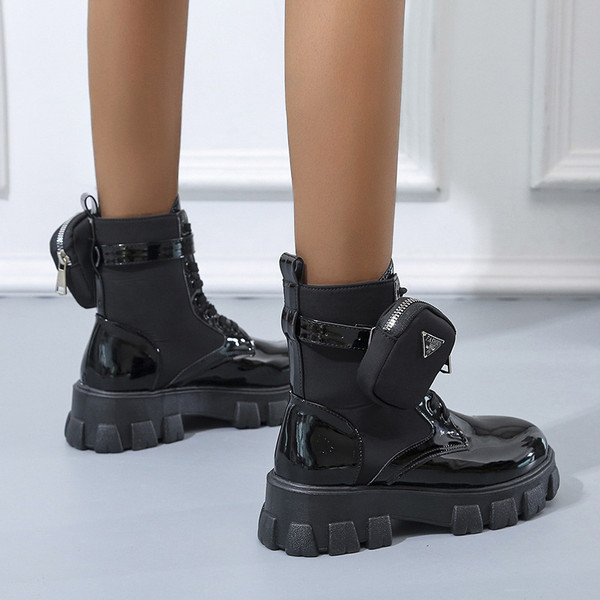 Női lakkcsizma új modellje táskával