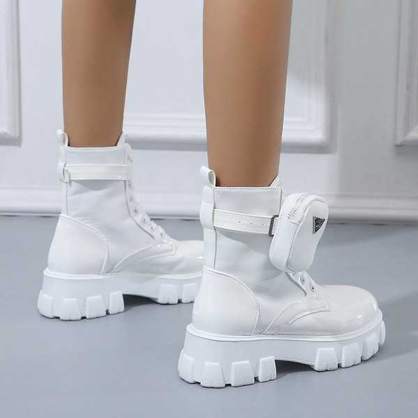 Női lakkcsizma új modellje táskával