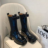 Aktuális női csizma lekerekített modell szalaggal