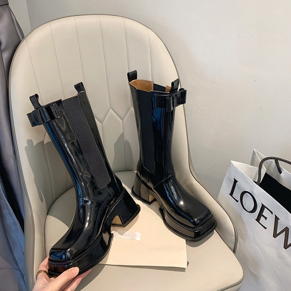 Aktuális női csizma lekerekített modell szalaggal