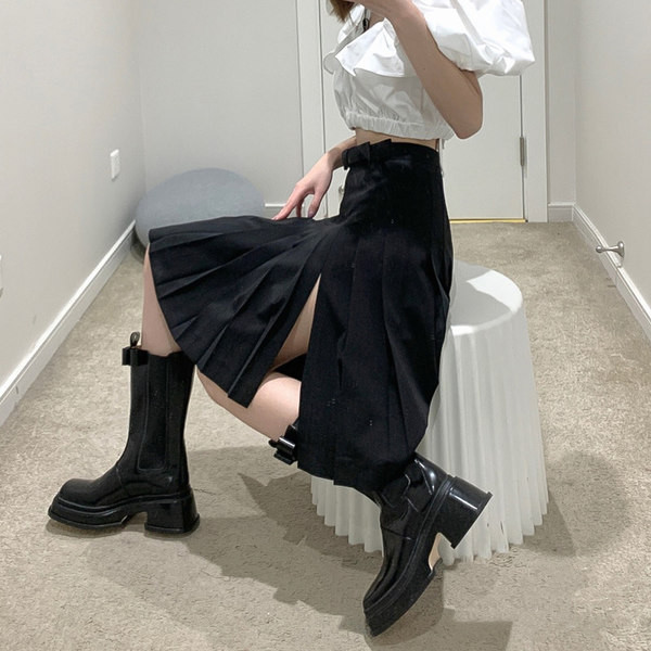 Aktuális női csizma lekerekített modell szalaggal