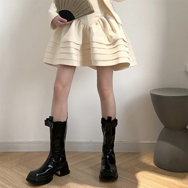 Aktuális női csizma lekerekített modell szalaggal