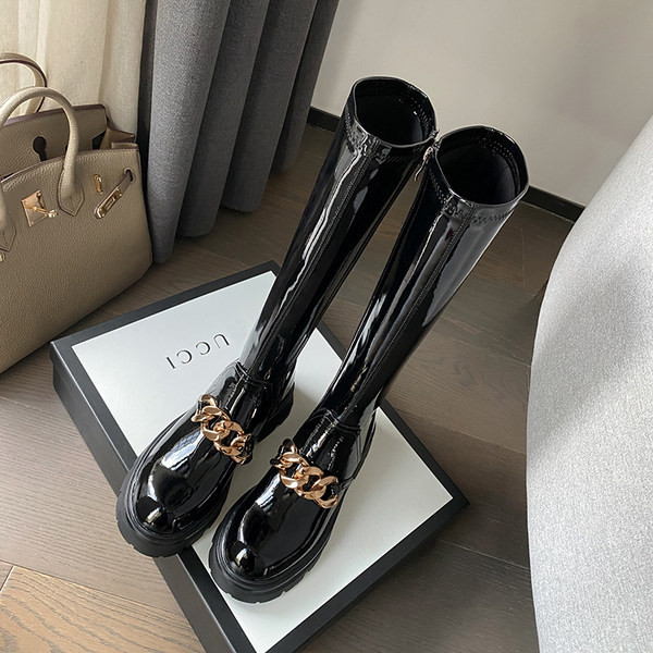 Cizme de damă elegante din piele lăcuită, cu cataramă