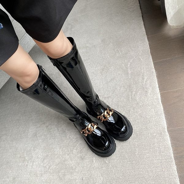 Cizme de damă elegante din piele lăcuită, cu cataramă