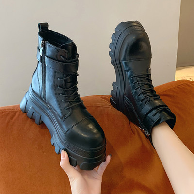 Aktuelne ženske čizme sa đonom od 5 cm i kopčom