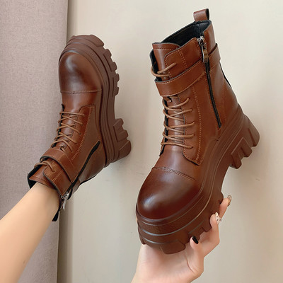 Aktuelne ženske čizme sa đonom od 5 cm i kopčom