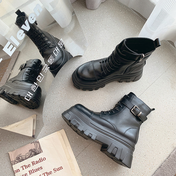 Aktuelne ženske čizme sa đonom od 5 cm i kopčom