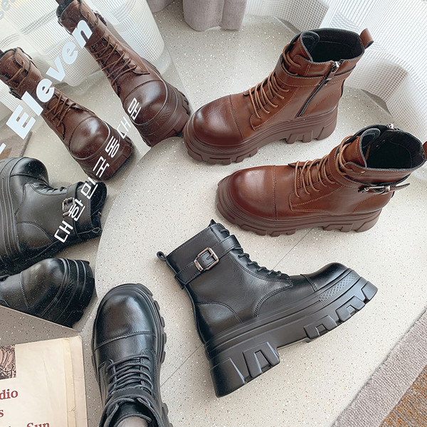 Aktuelne ženske čizme sa đonom od 5 cm i kopčom