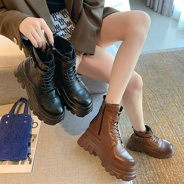 Aktuelne ženske čizme sa đonom od 5 cm i kopčom