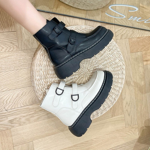 Modern női csizma csattal és talppal 5 cm