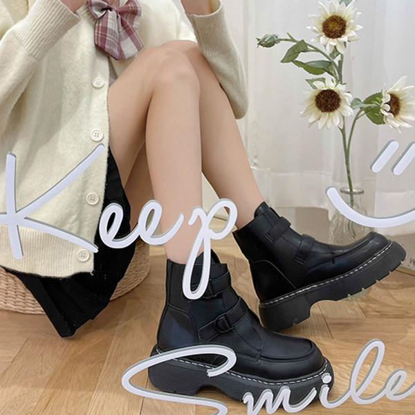 Modern női csizma csattal és talppal 5 cm