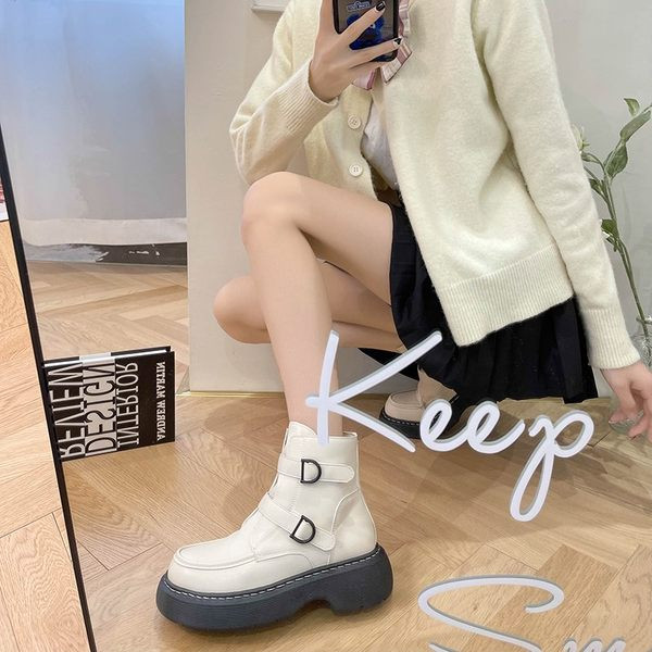 Modern női csizma csattal és talppal 5 cm