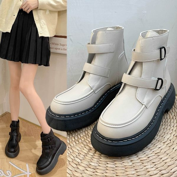 Modern női csizma csattal és talppal 5 cm