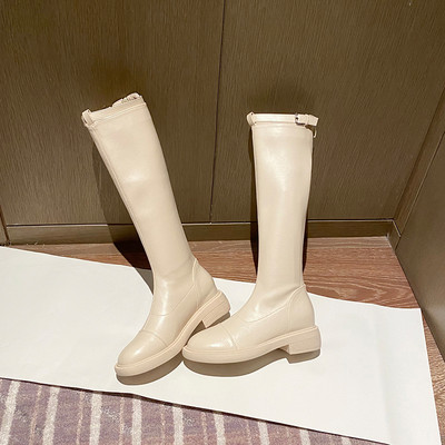 Modern női csizma lapos talppal és csattal