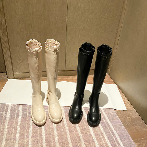 Modern női csizma lapos talppal és csattal