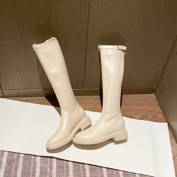 Modern női csizma lapos talppal és csattal