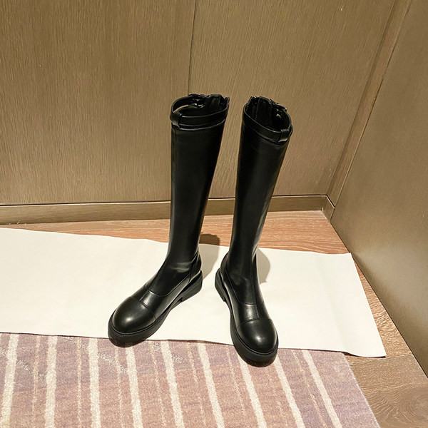 Modern női csizma lapos talppal és csattal