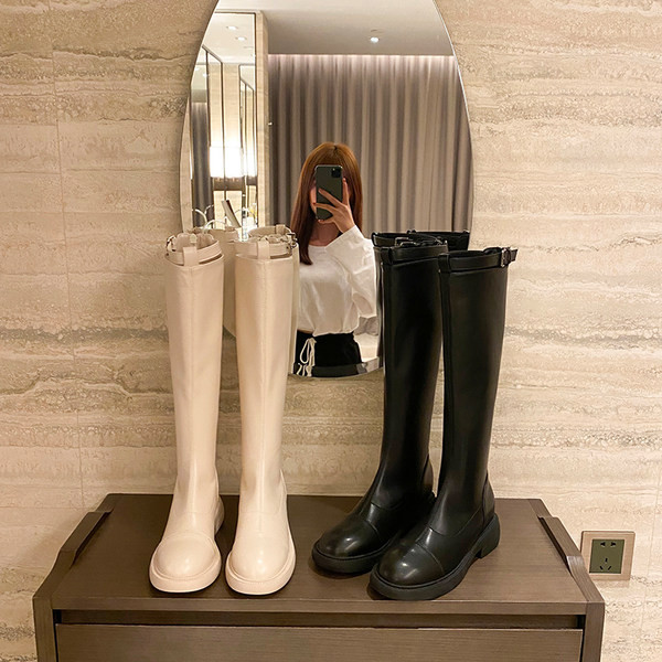 Modern női csizma lapos talppal és csattal