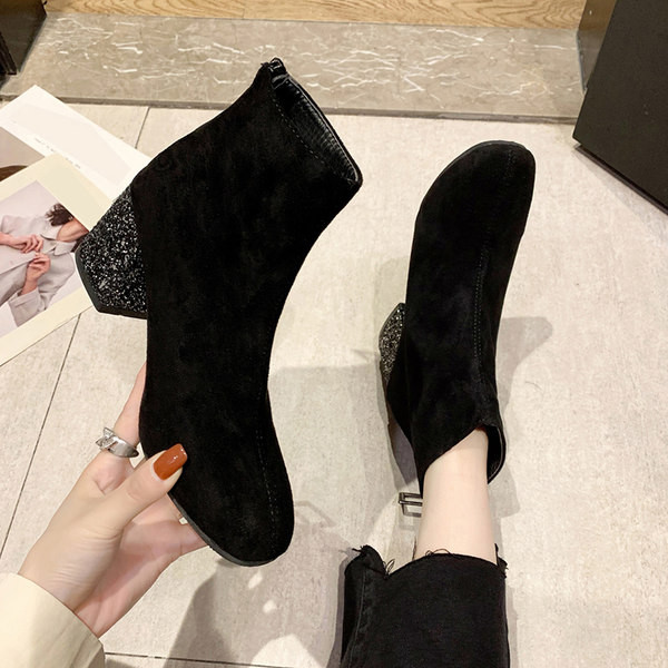 Öko velúr csizma lekerekített modellje fényes sarokkal