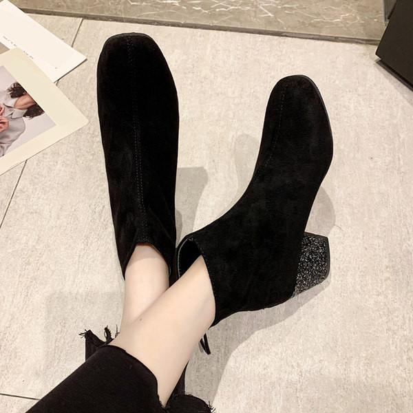 Öko velúr csizma lekerekített modellje fényes sarokkal