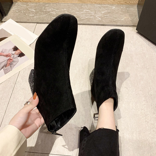 Öko velúr csizma lekerekített modellje fényes sarokkal