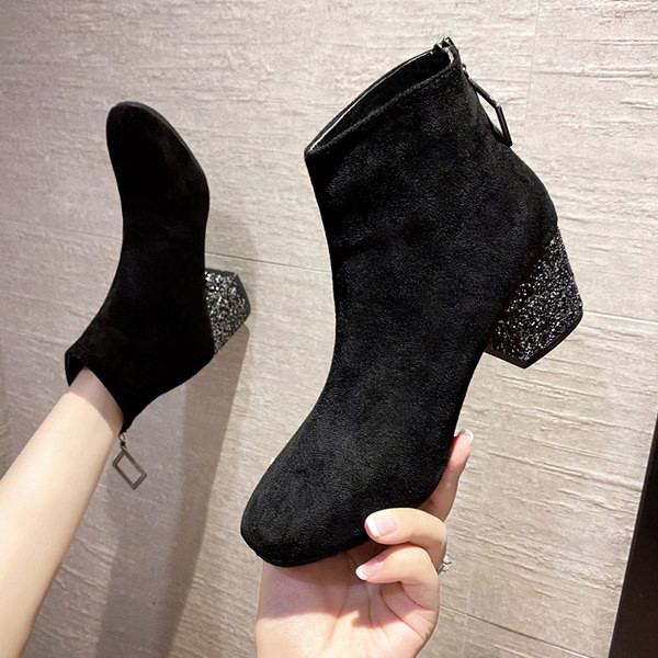 Öko velúr csizma lekerekített modellje fényes sarokkal