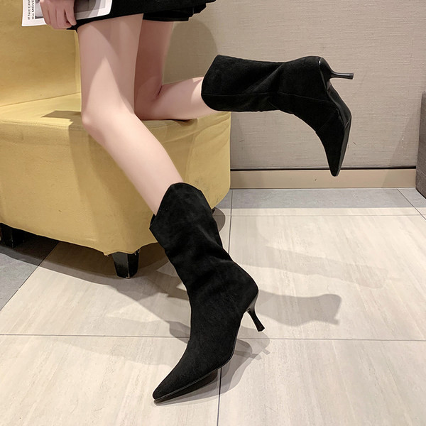 Öko velúrból készült, vékony sarkú, hegyes női csizma új modellje