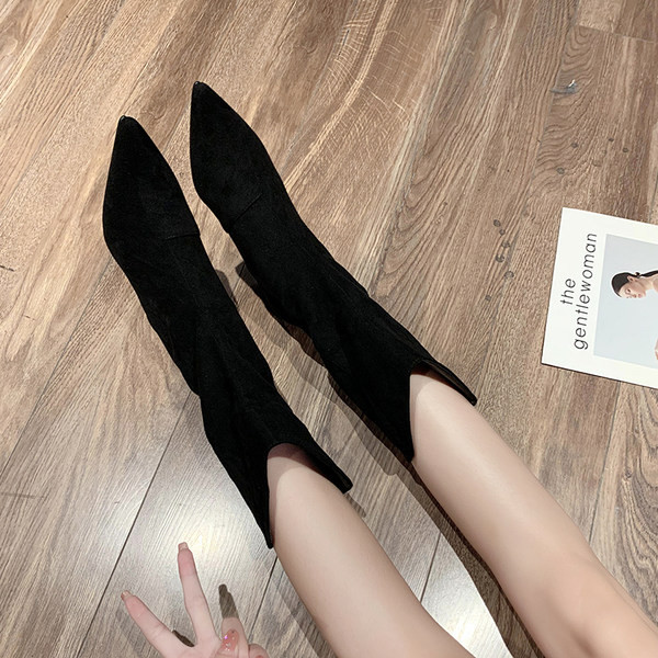 Öko velúrból készült, vékony sarkú, hegyes női csizma új modellje