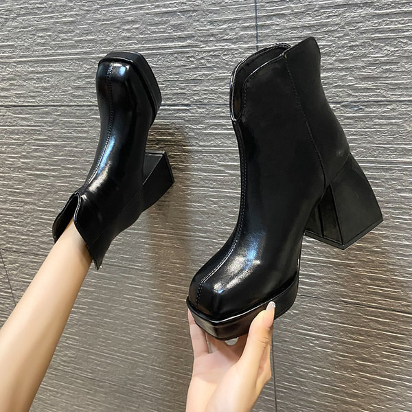 Aktuális női csizma magas, vastag sarokkal