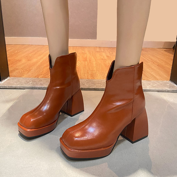 Aktuális női csizma magas, vastag sarokkal