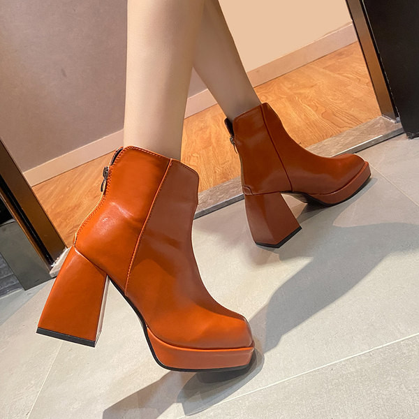 Aktuális női csizma magas, vastag sarokkal