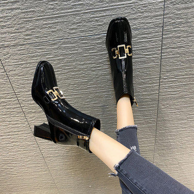 Stílusos női lakkcsizma cipzárral és csattal