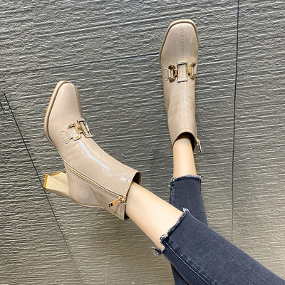 Stílusos női lakkcsizma cipzárral és csattal