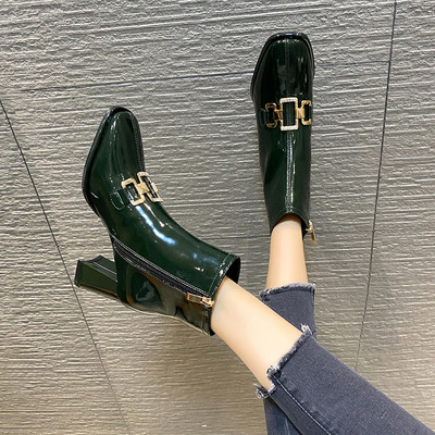 Stílusos női lakkcsizma cipzárral és csattal