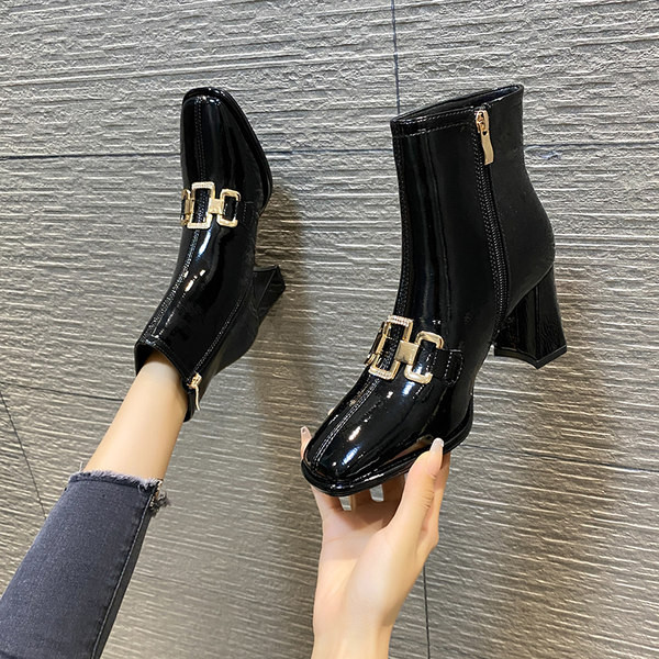 Stílusos női lakkcsizma cipzárral és csattal