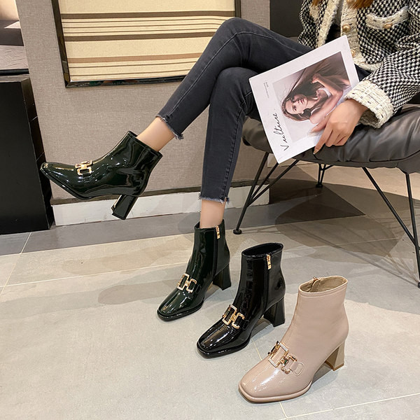 Stílusos női lakkcsizma cipzárral és csattal