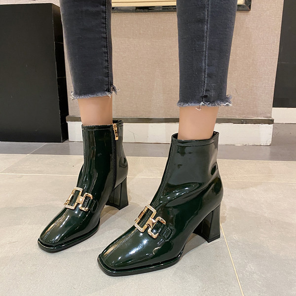 Stílusos női lakkcsizma cipzárral és csattal