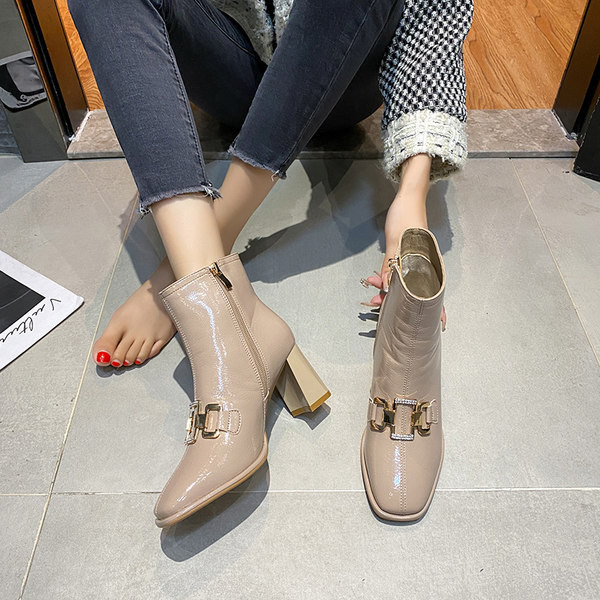 Stílusos női lakkcsizma cipzárral és csattal