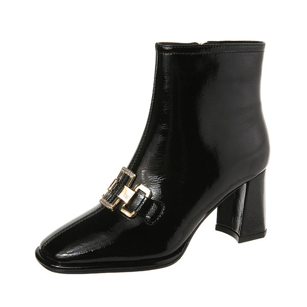 Stílusos női lakkcsizma cipzárral és csattal