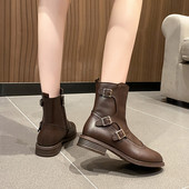 Alkalmi női csizma lapos talppal és csattal